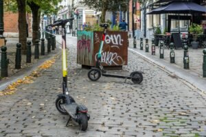 Pneu plein pour trottinette ou pneu à chambre à air, quelle trottinette est la plus fiable en ville ?