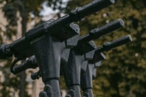 Plusieurs guidons de trottinettes électriques en extérieur se retrouvent mouillées par la pluie. Quelle pièce de trottinette électrique est la plus fragile ?