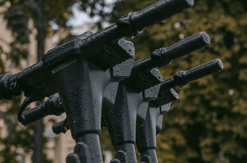 Plusieurs guidons de trottinettes électriques en extérieur se retrouvent mouillées par la pluie. Quelle pièce de trottinette électrique est la plus fragile ?