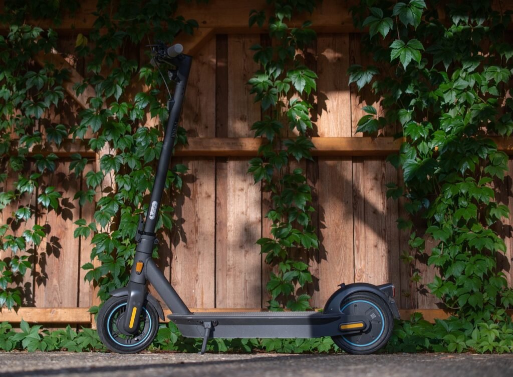 Une trottinette debout sur sa béquille tient toute seule, mais quelles pièces de trottinette électrique sont les plus fragiles dans tout ça ? 