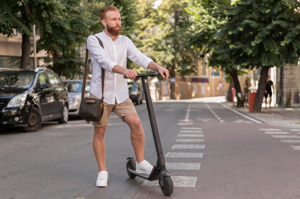 Un homme cherche à réparer sa trottinette électrique en panne mais il ne trouve aucun spécialiste. 