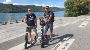 2 hommes sillonnent le sud de la France en trottinette électrique customisée.