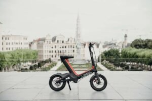 Une draisienne électrique posée devant un parc en arrière plan, la réparation draisienne électrique est très importante pour préserver son véhicule.