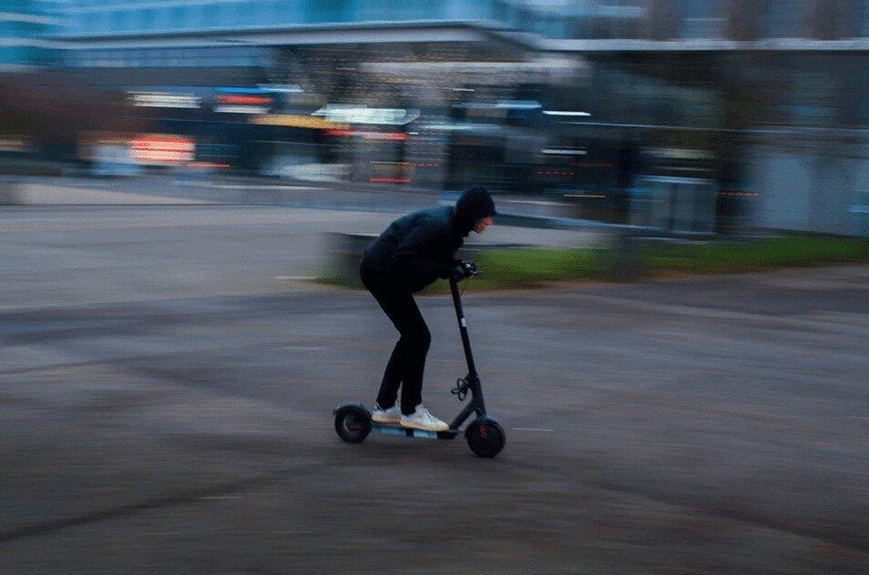 Un homme circule dangereusement sur la voie publique, mettant son système de freins trottinette électrique à rude épreuve.