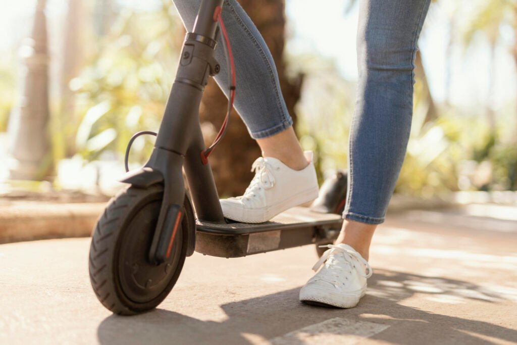 Une trottinette électrique circule dans un parc, les freins trottinette électrique doivent être changés dès que possible.