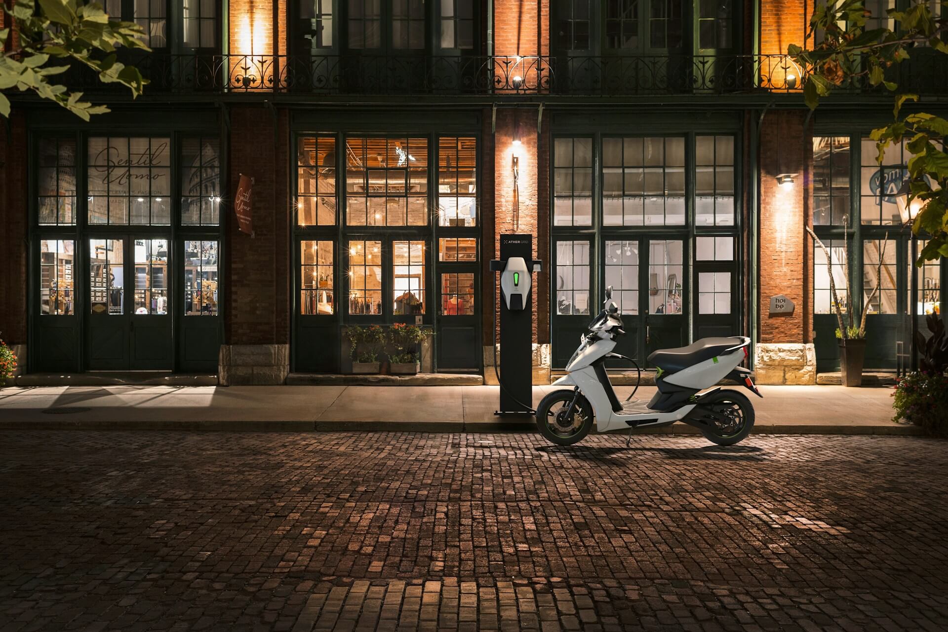 Un scooter électrique est stationné en pleine rue de nuit. Pièces 2 Trott' recommande aux usagers de souscrire une bonne assurance scooter électrique afin de protéger leur deux roues.
