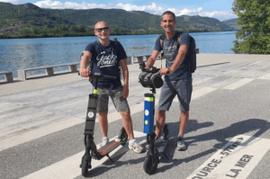 Deux hommes sillonnent le sud de la France en trottinette électrique customisée.
