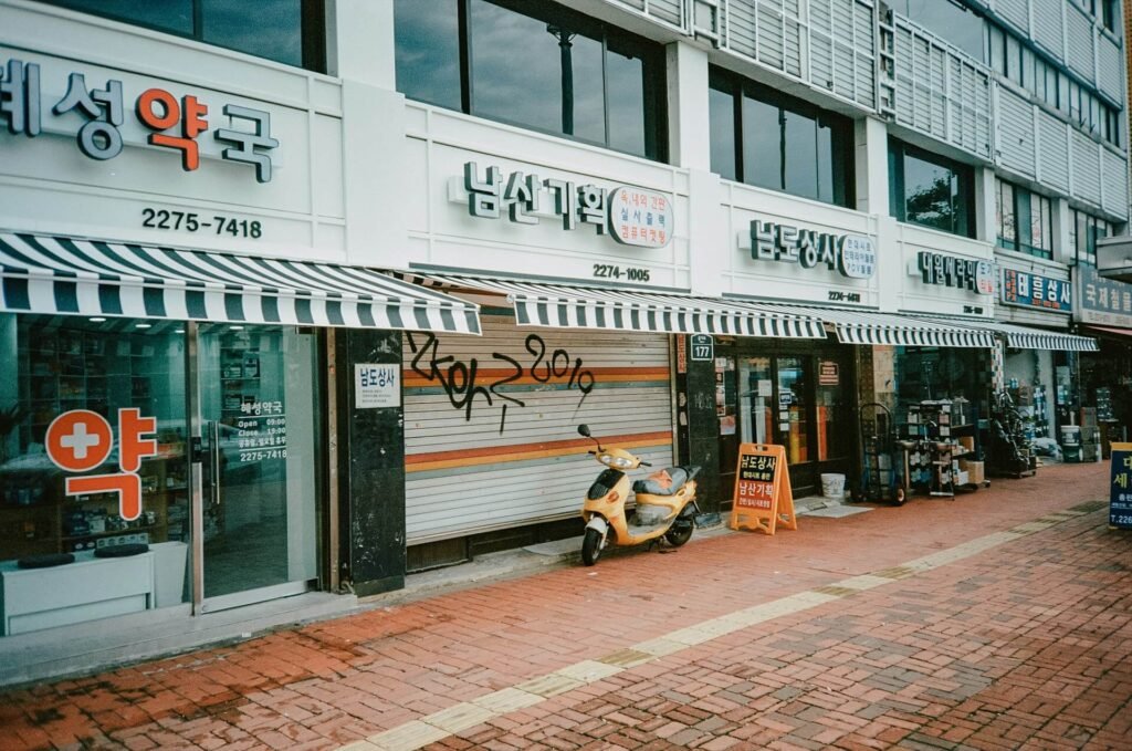 Un scooter est stationné devant un magasin à Séoul après l'annonce du gouvernement sud coréen de transformer les scooter essence en modèle électrique.