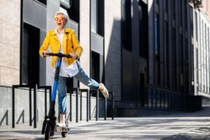 Une dame se tient sur sa trottinettes en libre-service à Paris, elle utilise le réseau Despii.