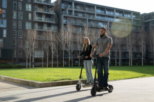 Deux personnes circulent sur une trottinette électrique munie d'une batterie sodium-ion.