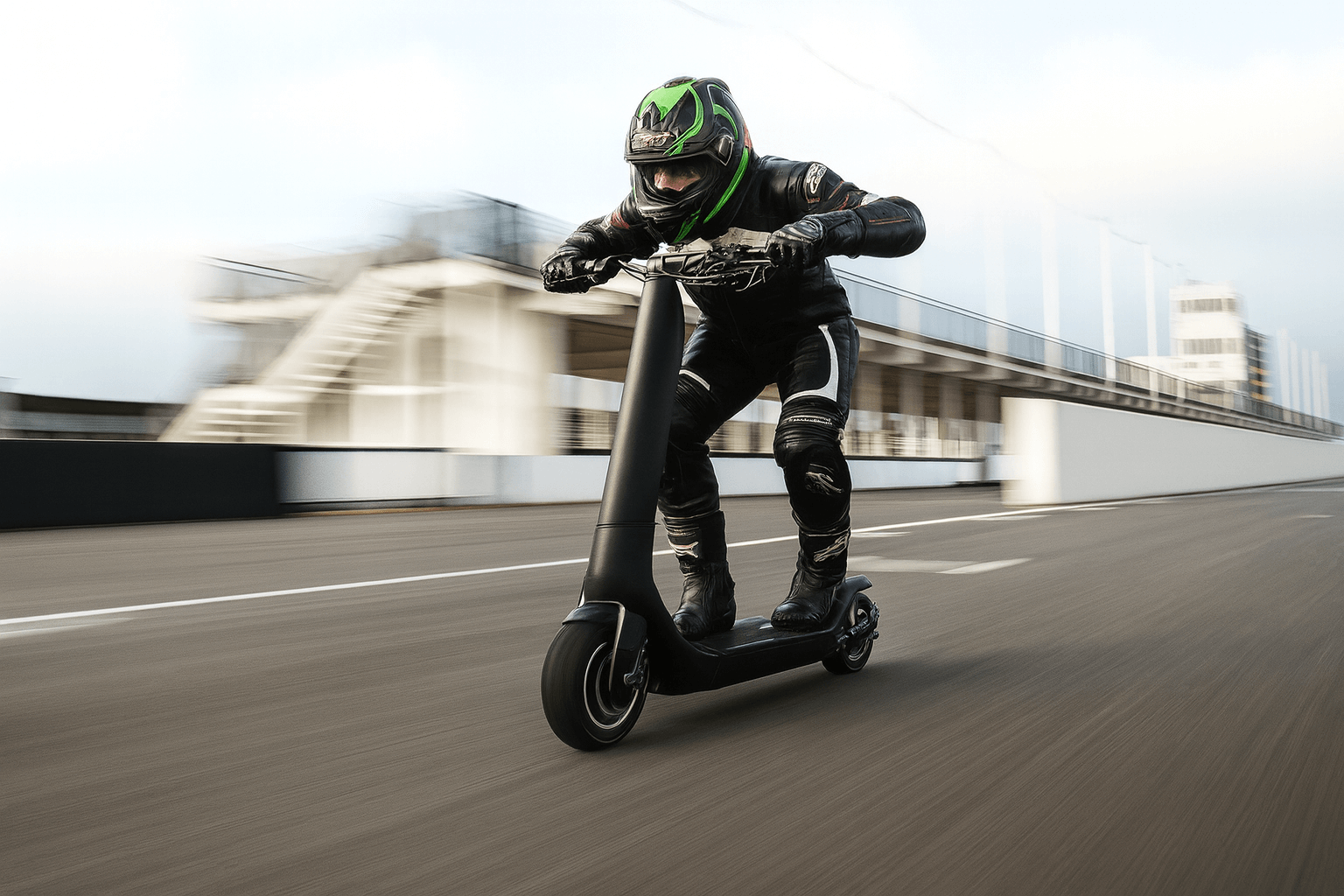 Un homme pilote une trottinette électrique ultra rapide sur un circuit de course.