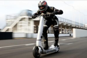 Bo Turbo, la trottinette électrique la plus rapide au monde selon les spécialistes.