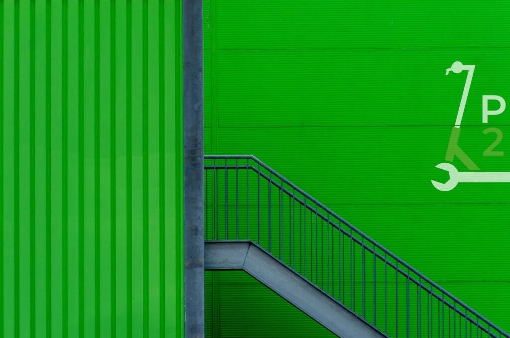 Entrée d'un entrepot présentant Pièces 2 Trott' comme le spécialiste proposant plus de 8000 pièces trottinette électrique.