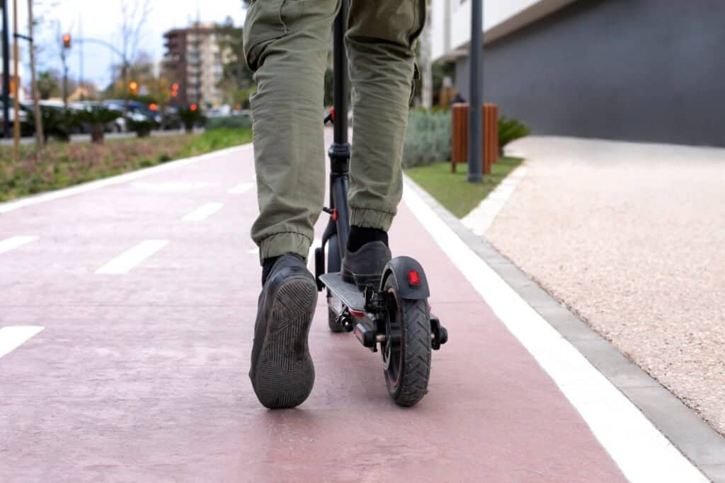Le garde boue arrière trottinette électrique est indispensable pour cet utilisateur